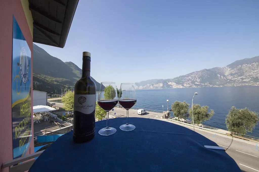 Hotel Vela Azzurra Navene 2*,